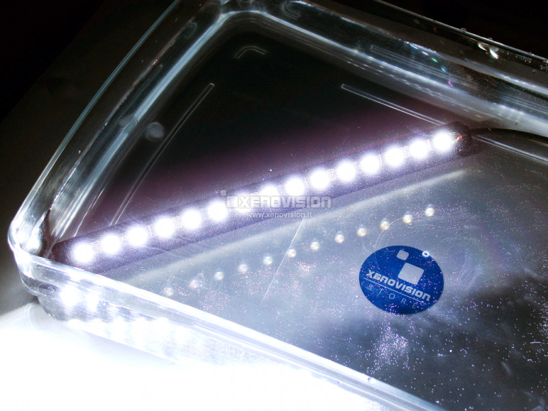 <strong>400Lumen, impermeabile ed Heat Resistant.</strong> Barra in alluminio 15 Led Ultraluminosa 16x1.2cm, Impermeabile, Autoadesiva, ROSSA . Qualit&agrave; Massima Garantita Xenovision Italia.