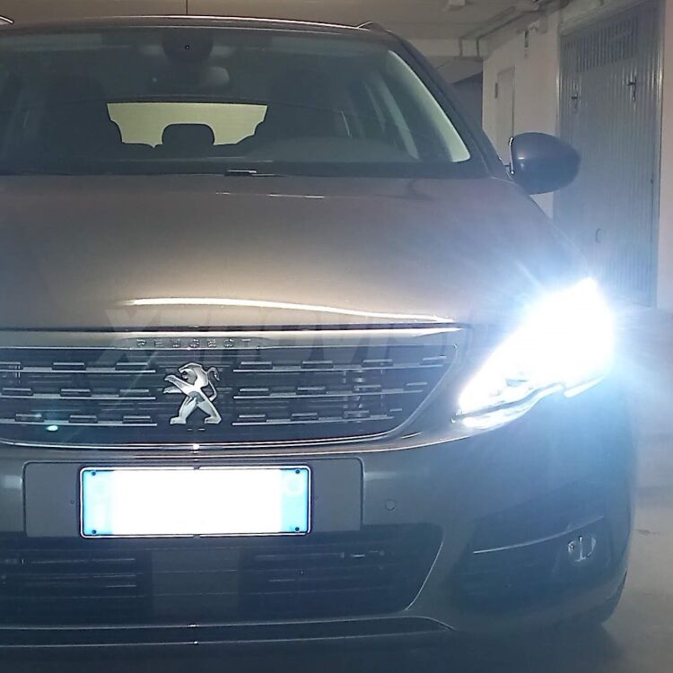 <strong>Kit anabbaglianti LED per Peugeot 308</strong> Mk2 fari lenticolari.</strong>.Coppia lampade <strong>H7</strong> modello Edge v3.0 di Xenovision.