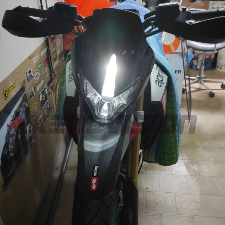 Lampadina LED H6W per <strong>luci posizione Alfa romeo 156 </strong> (modelli 1997-2005) con 10 chip Led CREE da 5W ciascuno. lluminazione poderosa a 360 gradi, luminosità incredibile. Qualità Massima Garantita.