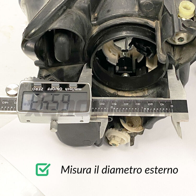 <p>Tappi coprifaro a cupola diametro interno <strong>8</strong><strong>5mm</strong>, necessari per fare respirare le ventoline dei kit LED.</p>