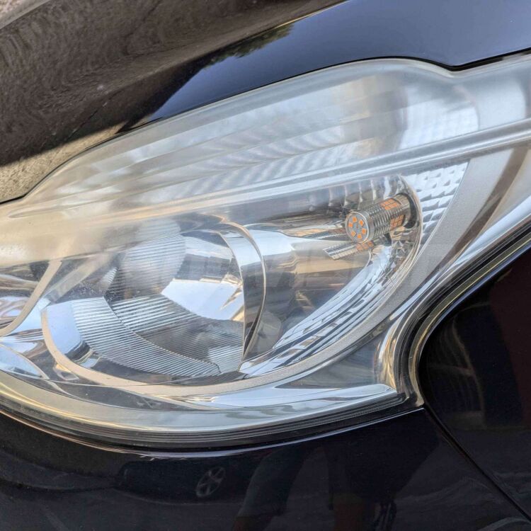 <strong>Freccia Anteriore LED no-spie per Peugeot 208</strong>  prima serie. Coppia lampade <strong>PWY24W</strong> modello Pulse di Xenovision.