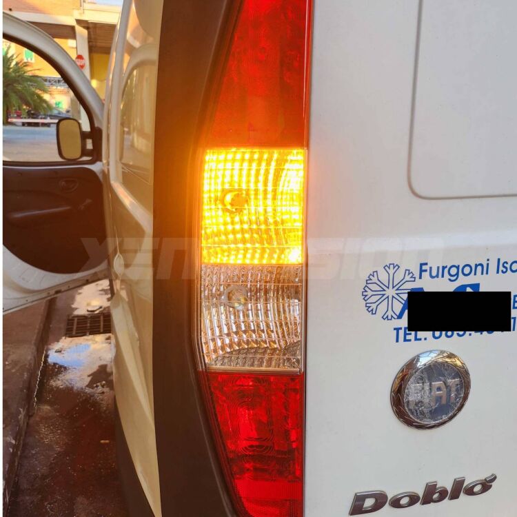 <strong>Freccia posteriore LED no-spie per Fiat Doblo</strong> 223 2000 - 2010. Lampada <strong>P21W</strong> modello Gear3 no Hyperflash, raffreddata a ventola.