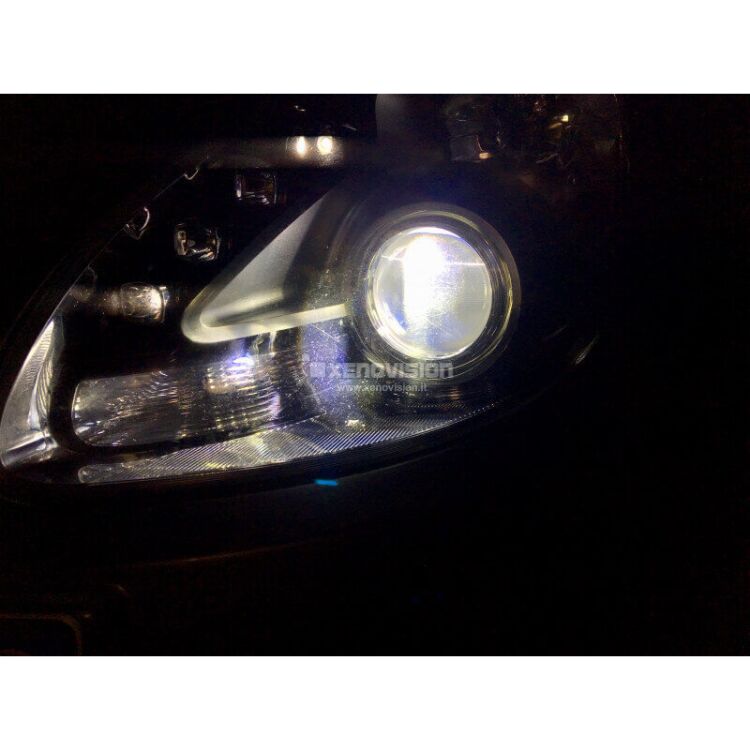 <strong>Per Fari Lenticolari e a Parabola.</strong> Kit LED H7 Top di Gamma: potenza smisurata senza coni d'ombra e riverberi. Taglio di luce perfetto. Canbus sul 99% auto.