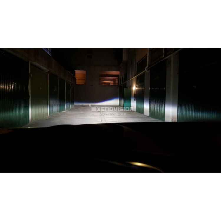 <strong>Kit Xenon H7 Professionale per Peugeot 2008 </strong> Mk1 (2013 - 2018). Taglio di luce perfetto, zero spie e riverberi. Leggendaria elettronica Canbus Xenovision. Qualità Massima Garantita.