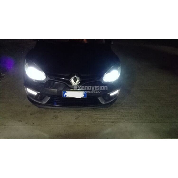 <strong>Kit Xenon H7 Professionale per Peugeot 2008 </strong> Mk1 (2013 - 2018). Taglio di luce perfetto, zero spie e riverberi. Leggendaria elettronica Canbus Xenovision. Qualità Massima Garantita.