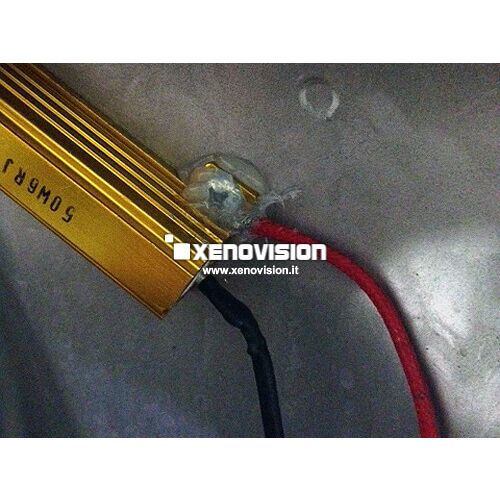 <p><strong>Incredibilmente semplice e comodo.</strong> Questo cablaggio con filtro incorporato da 50Watt si collega come una normale lampadina allo spinotto HB3 HB4 su cui si vuole annullare la spia Canbus, e dall'altro lato del cavo replica uno spinotto analogo per collegare qualsiasi Led.</p>