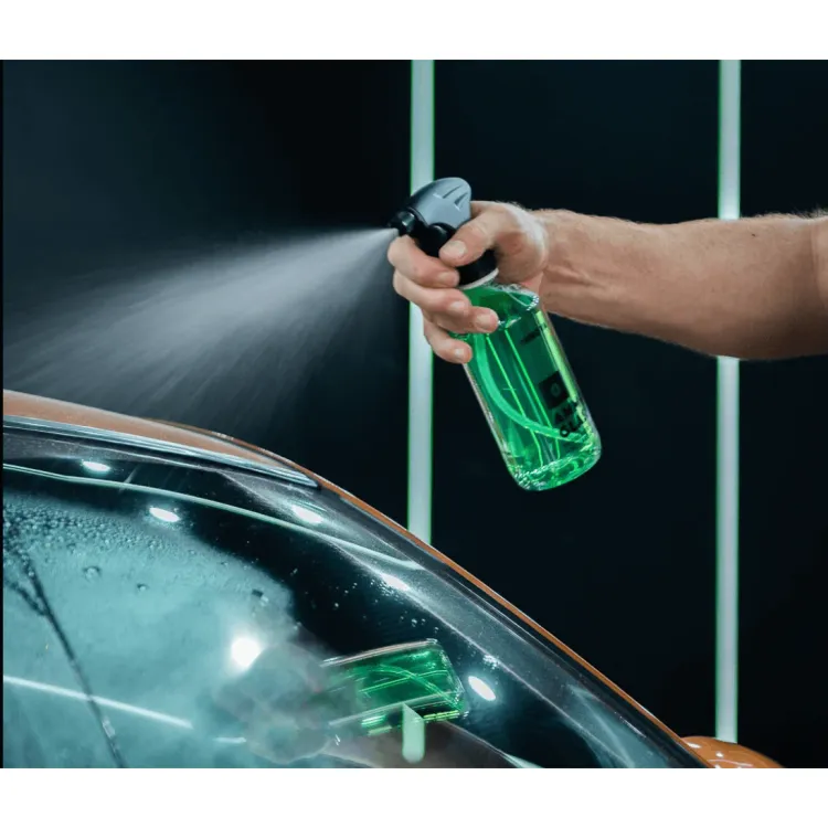 Completa il detailing con una pulizia profonda e senza aloni per vetri. Priva di ammoniaca, sicura su tutte le superfici e ideale per un risultato perfetto.