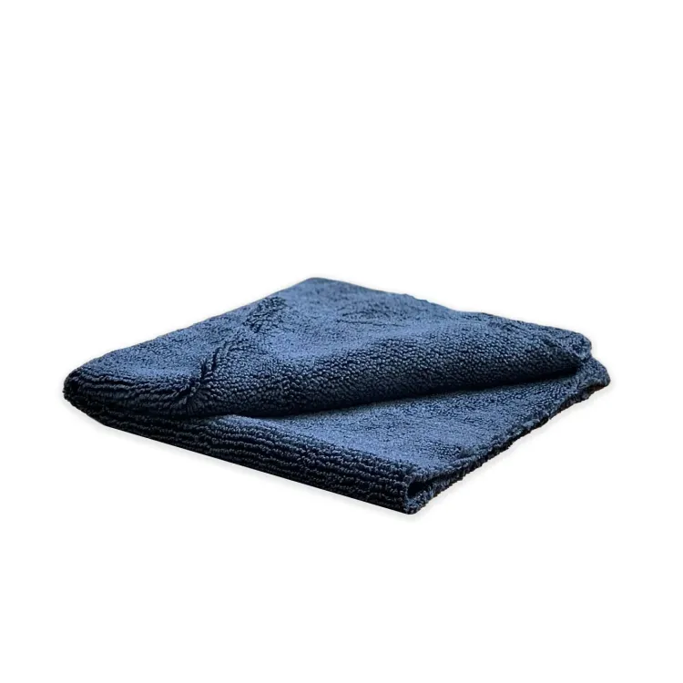 Panno in microfibra a doppio lato: uno per applicare e rimuovere prodotti, l'altro per rifiniture delicate. Senza bordi, taglio laser e facile da pulire.