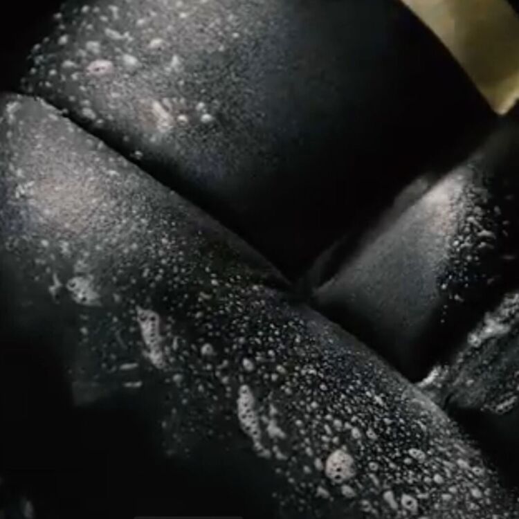 Detergente energetico per interni basato su enzimi attivi, pulisce a fondo lo sporco ma è innocuo su pelli e delicati.