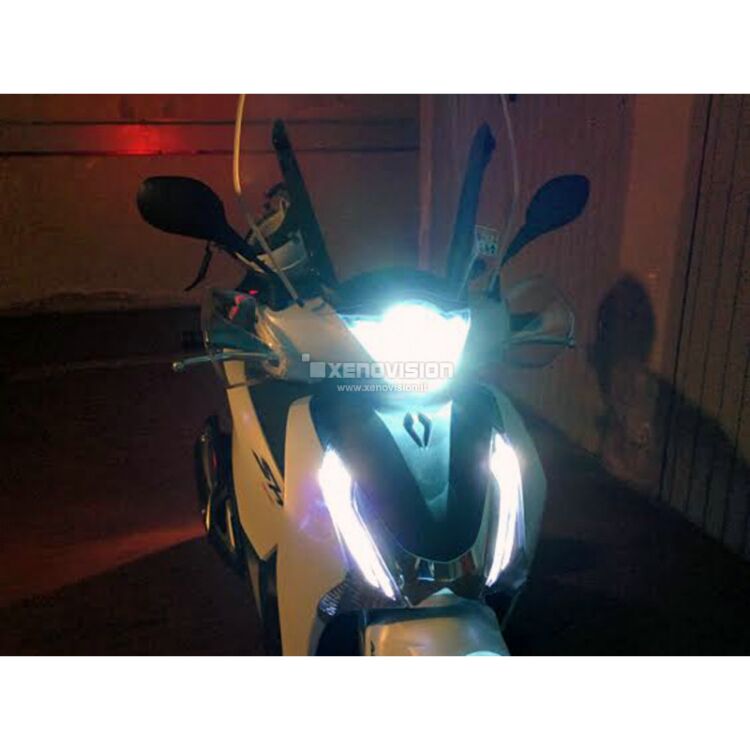 <p>Kit Bixenon Honda SH dal 1984 in poi, 6000k 35W Ultra Slim Xenovision ad architettura digitale 64-Bit. Lampada bixenon H4 Bianco Lunare Ket KOREA, Qualita Garantita 2 anni&nbsp;</p>
