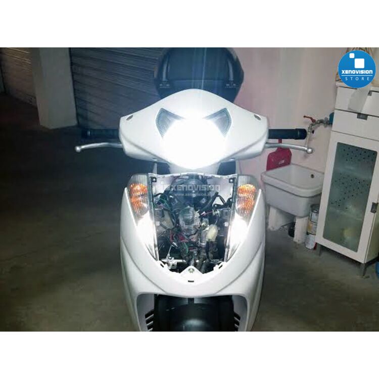 <p>Kit Bixenon Honda SH dal 1984 in poi, 6000k 35W Ultra Slim Xenovision ad architettura digitale 64-Bit. Lampada bixenon H4 Bianco Lunare Ket KOREA, Qualita Garantita 2 anni&nbsp;</p>