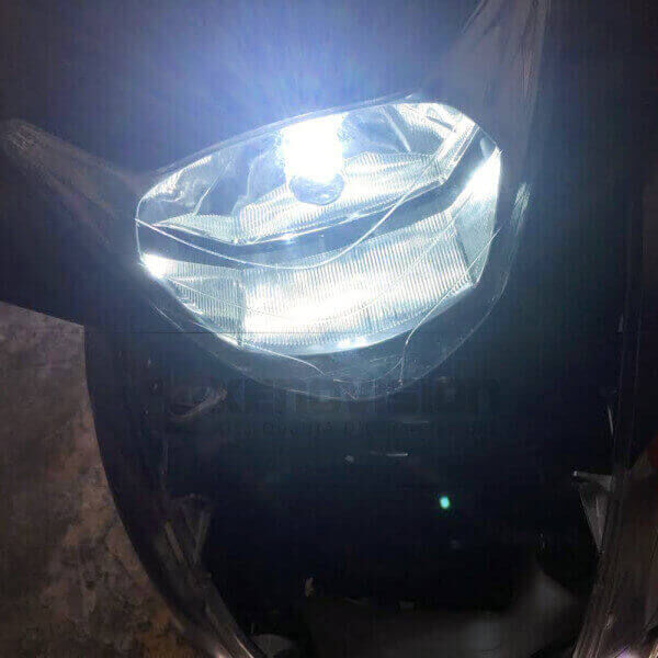 <p>Kit Bixenon Honda SH dal 1984 in poi, 6000k 35W Ultra Slim Xenovision ad architettura digitale 64-Bit. Lampada bixenon H4 Bianco Lunare Ket KOREA, Qualita Garantita 2 anni&nbsp;</p>