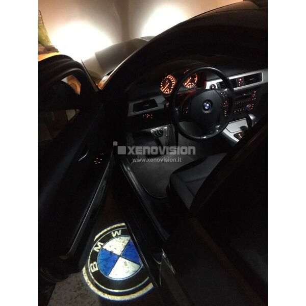 <p>Kit Placche Led Sottoporta/Pozzanghera con proiettore logo <strong>BMW</strong></p>