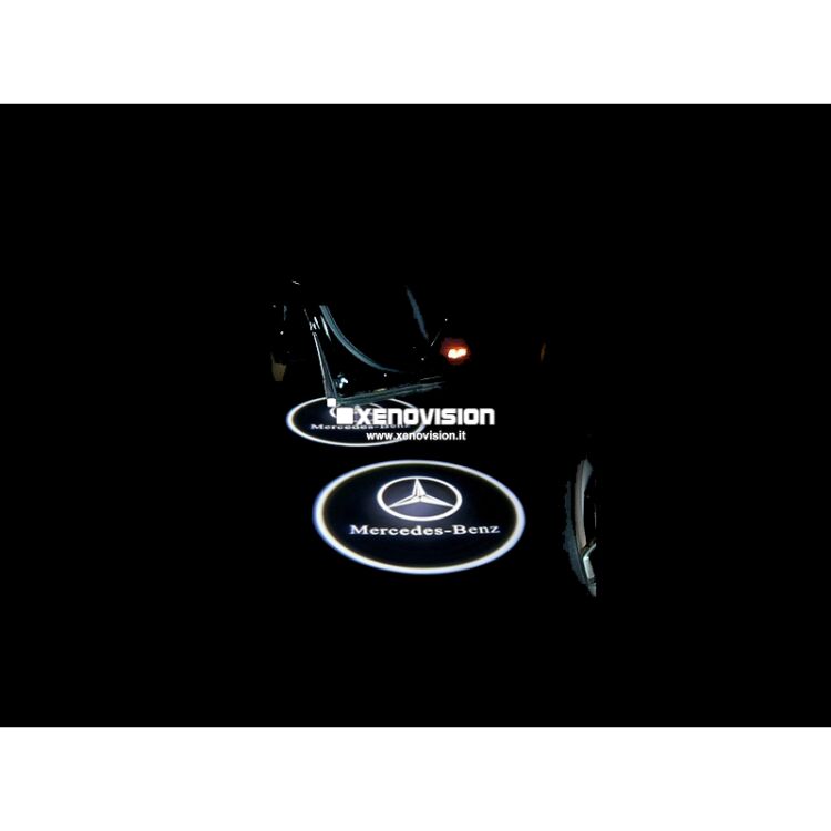 <p>Kit Placche Led Sottoporta/Pozzanghera con proiettore logo&nbsp;<strong>MERCEDES</strong></p>