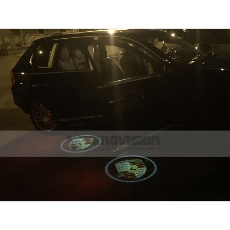 <p>Kit Placche Led Sottoporta/Pozzanghera con proiettore logo&nbsp;<strong>PORSCHE</strong></p>
