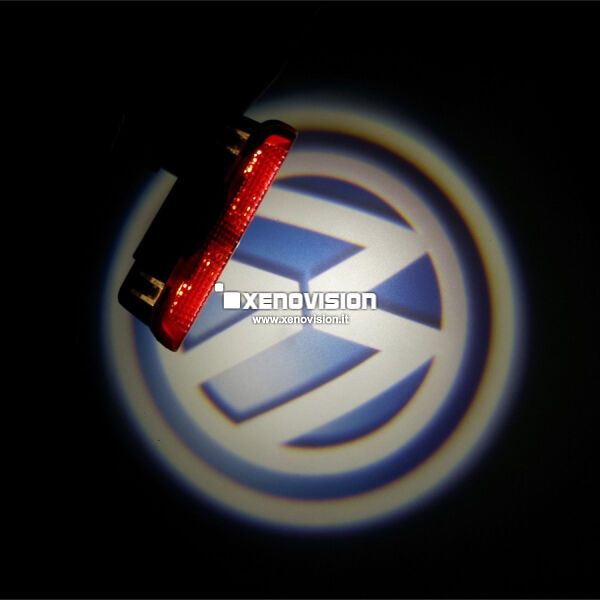 <p>Kit Placche Led Sottoporta/Pozzanghera con proiettore logo&nbsp;<strong>VW</strong></p>