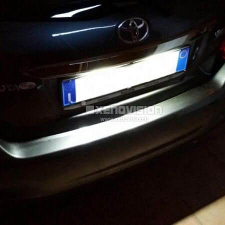Kit plafoniere LED Luce Targa specifiche per Toyota Yaris Mk3 2010 - 2019. Qualità Massima sul mercato, estremamente luminose.