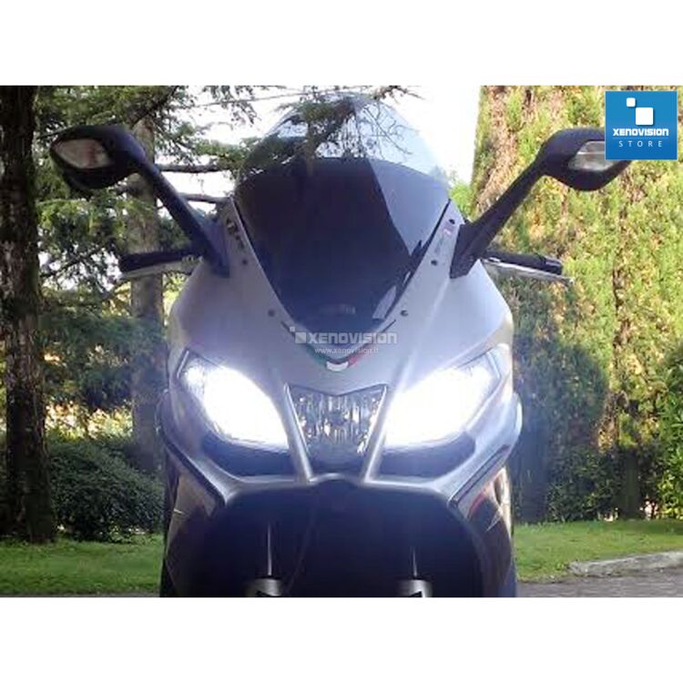 <p>Kit Xenon 35W specifico per il faro della Aprilia SRV 850 dal 2011 in poi. Plug&amp;Play zero spie, contiene tutto l'occorrente. Luce Bianco Lunare 6000k.</p>