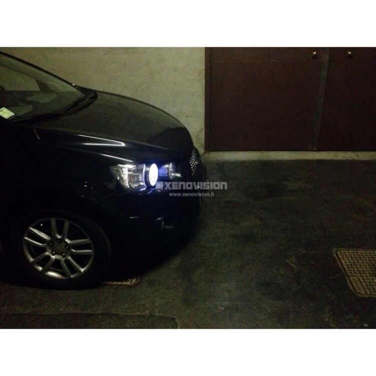 <p>Kit Xenon 35W specifico per il faro della Chevrolet Aveo e Sonic e Luci Posizione a Led in tinta. Plug&amp;Play zero spie, contiene tutto l&#39;occorrente. Luce Bianco Lunare 6000k.</p><p>&nbsp;</p>