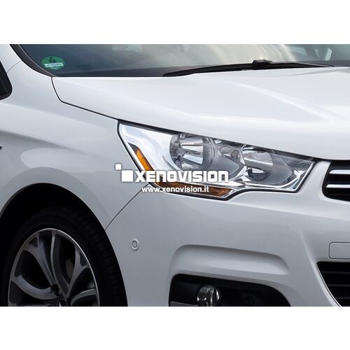 <p>Kit Xenon 35W specifico per il faro della Citroen C4 e Luci Posizione a Led in tinta. Plug&amp;Play zero spie, contiene tutto l'occorrente. Luce Bianco Lunare 6000k.</p>