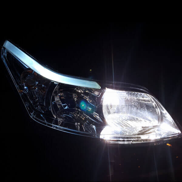 <p>Kit Xenon 35W specifico per il faro della Citroen C4 e Luci Posizione a Led in tinta. Plug&amp;Play zero spie, contiene tutto l'occorrente. Luce Bianco Lunare 6000k.</p>