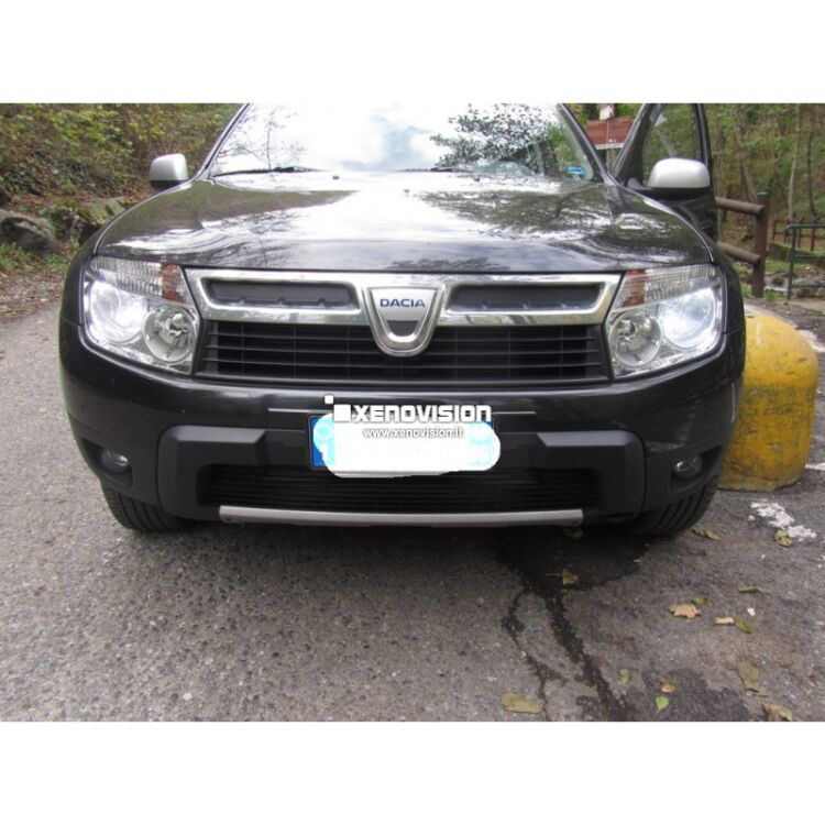 <p>Kit Xenon 35W specifico per il faro della Dacia Duster 2010 al 2013 e Luci Posizione e Targa a Led in tinta. Plug&amp;Play zero spie, contiene tutto l&#39;occorrente. Luce Bianco Lunare 6000k.</p>