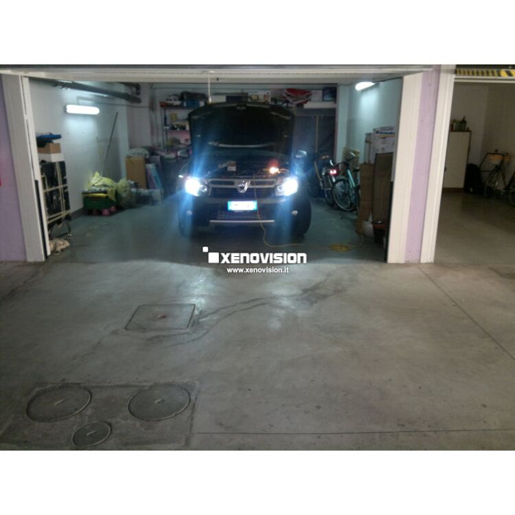 <p>Kit Xenon 35W specifico per il faro della Dacia Duster 2010 al 2013 e Luci Posizione e Targa a Led in tinta. Plug&amp;Play zero spie, contiene tutto l&#39;occorrente. Luce Bianco Lunare 6000k.</p>