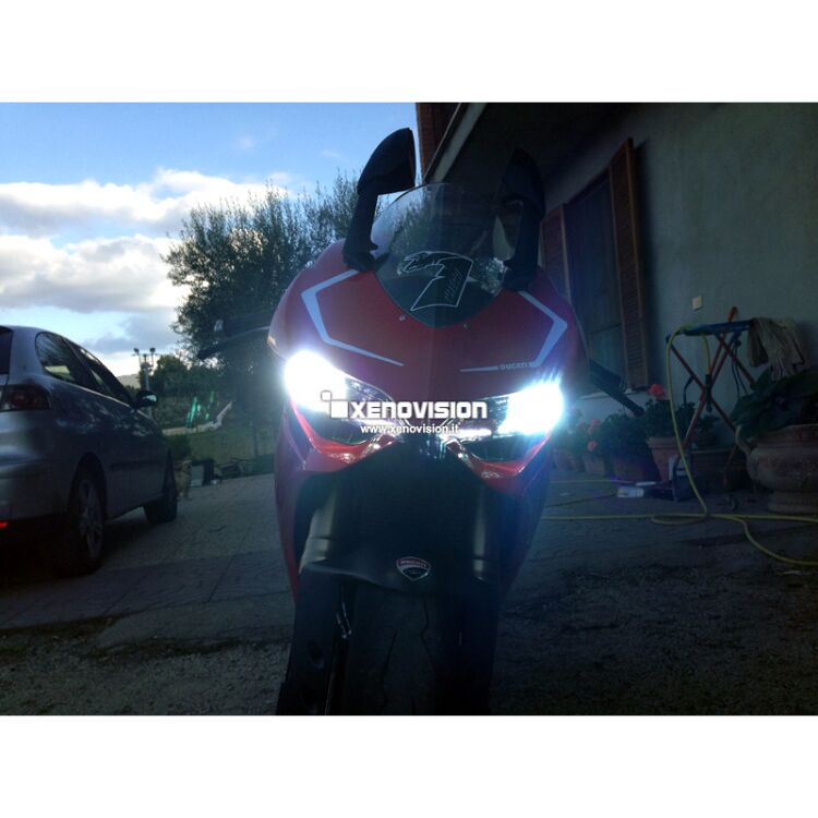 <p>Kit Xenon 35W specifico per il faro della Ducati 1199 Panigale. Plug&amp;Play zero spie, contiene tutto l'occorrente. Luce Bianco Lunare 6000k.</p>