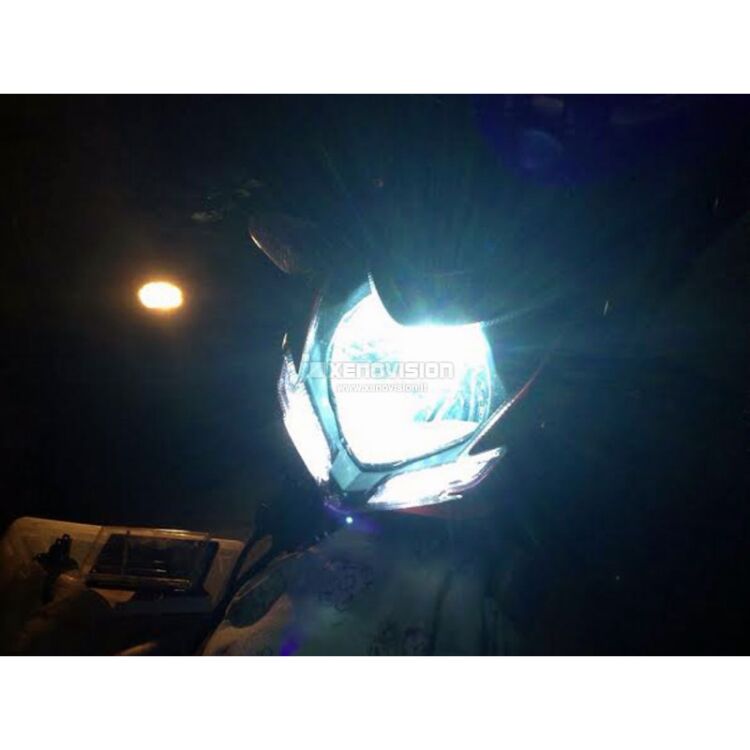 Kit Xenon 35W specifico per il faro e l&#39;elettronica a polarit&agrave; doppia e invertita della Ducati Streetfighter 2009 in poi. Plug&amp;Play 100%, zero spie e fusibili bruciati, anabbagliante, abbaglio flash e abbaglio fisso senza alcun problema o latenza, grazie a cablaggio su misura. Luce Bianco Lunare 6000k.