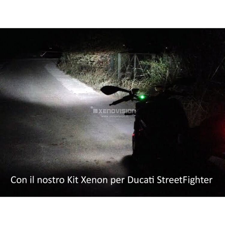 Kit Xenon 35W specifico per il faro e l&#39;elettronica a polarit&agrave; doppia e invertita della Ducati Streetfighter 2009 in poi. Plug&amp;Play 100%, zero spie e fusibili bruciati, anabbagliante, abbaglio flash e abbaglio fisso senza alcun problema o latenza, grazie a cablaggio su misura. Luce Bianco Lunare 6000k.