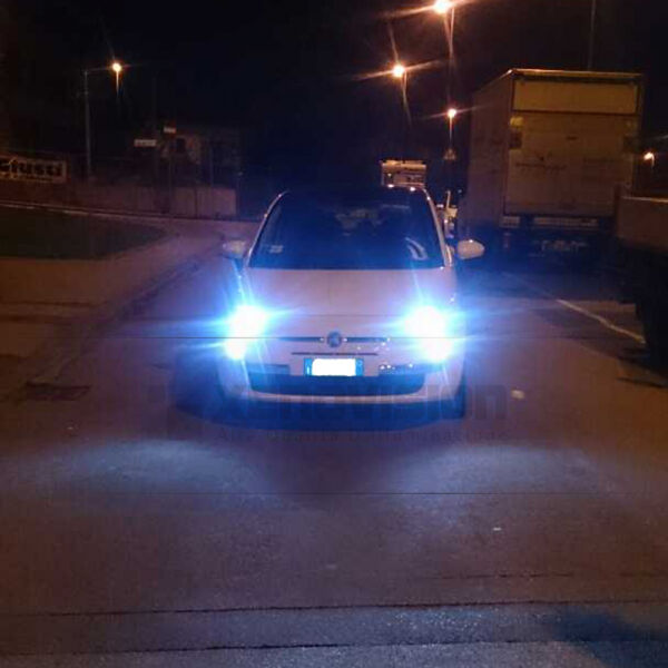 <p>Kit Xenon Specifico per i fari della tua Fiat 500/595. Engineered by Xenovision - Qualit&agrave; Massima. Schermatura Blue&amp;Me.</p>