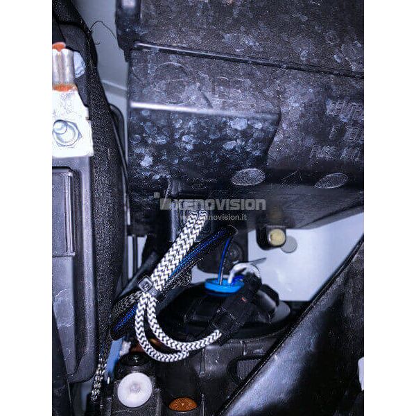 <p>Kit Xenon Specifico per i fari della tua Fiat 500/595. Engineered by Xenovision - Qualit&agrave; Massima. Schermatura Blue&amp;Me.</p>