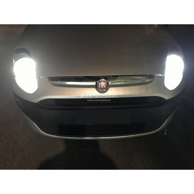 <!DOCTYPE html>
<html>
<head>
</head>
<body>
<p>Kit BiXenon 35W specifico per il faro della Fiat Punto Evo e GrandePunto, con Luci Posizione Led Ultraluminose 6000k. Plug&amp;Play zero spie, contiene tutto l'occorrente. Luce calda 5000K.</p>
</body>
</html>