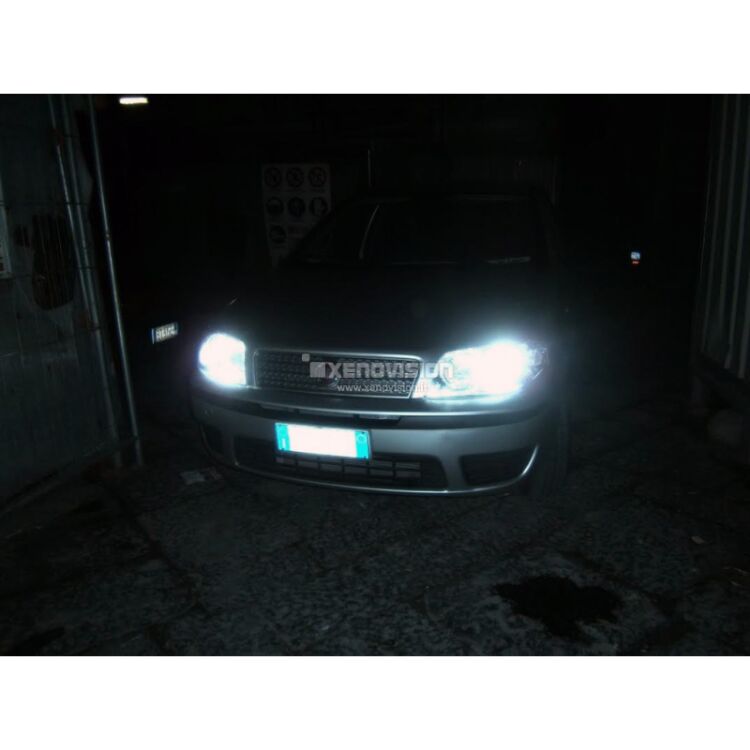 <p>Kit Xenon 35W specifico per il faro della Fiat Punto Van e Luci Posizione Led in tinta. Plug&amp;Play zero spie, contiene tutto l'occorrente. Luce Bianco Lunare 6000k.</p>