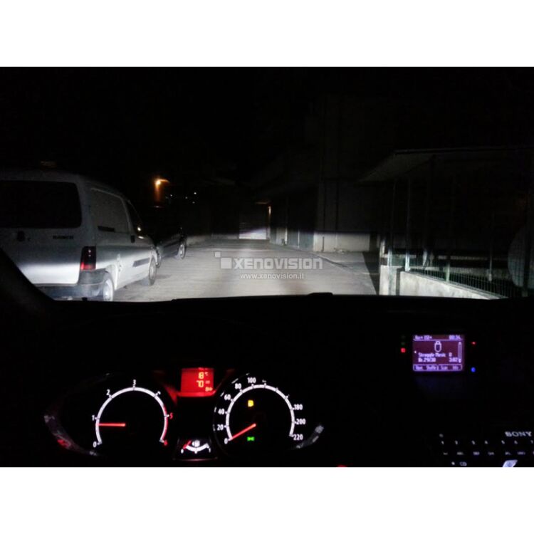 <p>Kit Xenon 35W e Luci Posizione a Led in tinta, pacchetto specifico per Ford Fiesta. Plug&amp;Play, contiene tutto l&#39;occorrente. Luce Bianco Lunare 6000k &nbsp;</p>