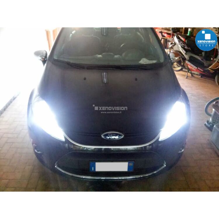 <p>Kit Xenon 35W e Luci Posizione a Led in tinta, pacchetto specifico per Ford Fiesta. Plug&amp;Play, contiene tutto l&#39;occorrente. Luce Bianco Lunare 6000k &nbsp;</p>