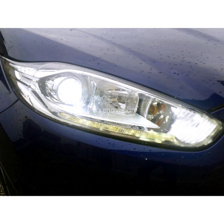Kit Xenon Xenovision 35W specifico per il faro della Ford Fiesta dal 2013 in poi. L&#39;unico con lampade specifiche senza zone d&#39;ombra per il particolare gruppo ottico della vettura. Plug&amp;Play zero spie, contiene tutto l&#39;occorrente. Luce Bianco Lunare 6000k.