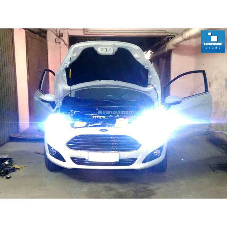 Kit Xenon Xenovision 35W specifico per il faro della Ford Fiesta dal 2013 in poi. L&#39;unico con lampade specifiche senza zone d&#39;ombra per il particolare gruppo ottico della vettura. Plug&amp;Play zero spie, contiene tutto l&#39;occorrente. Luce Bianco Lunare 6000k.