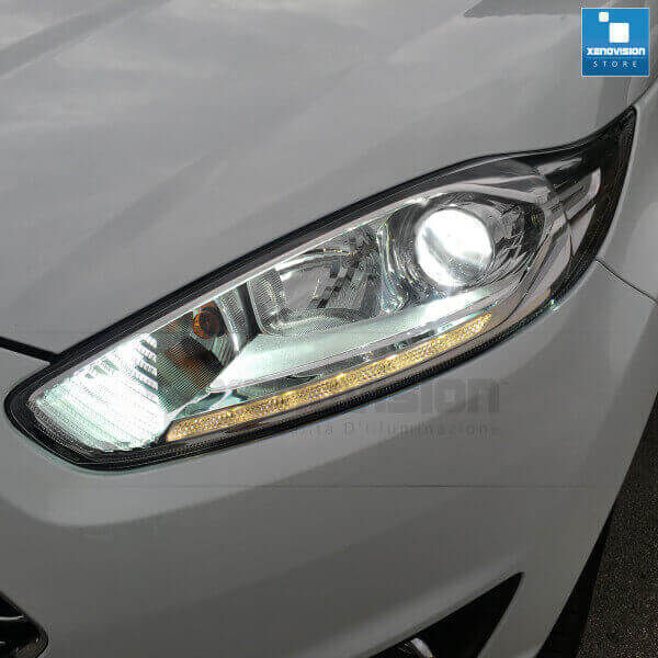 Kit Xenon Xenovision 35W specifico per il faro della Ford Fiesta dal 2013 in poi. L&#39;unico con lampade specifiche senza zone d&#39;ombra per il particolare gruppo ottico della vettura. Plug&amp;Play zero spie, contiene tutto l&#39;occorrente. Luce Bianco Lunare 6000k.