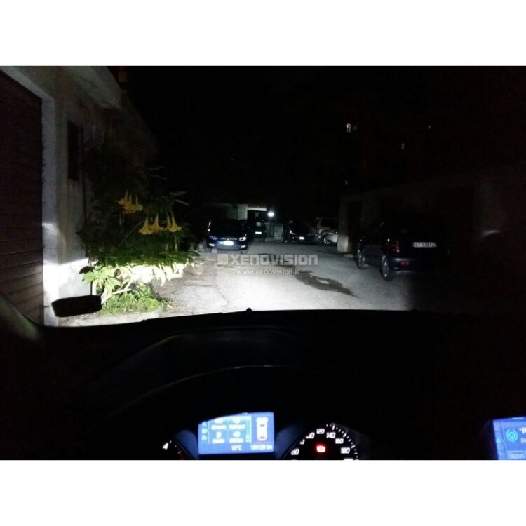 <p>Kit Xenon Focus Pro Korea 35W specifico per il faro delle Ford Focus MY2015. Plug&amp;Play, l'unico zero spie, contiene tutto l'occorrente. Luce Bianca in tinta con i Led di Serie.</p>