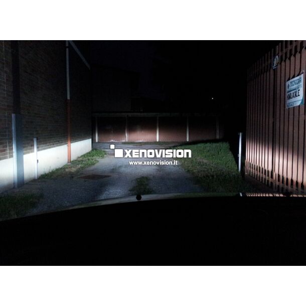 <p>Kit Xenon Focus Pro Korea 55W specifico per il faro delle Ford Focus, C-Max dal 2011 in poi. Plug&amp;Play, l&#39;unico zero spie, contiene tutto l&#39;occorrente. Luce Bianca in tinta con i Led di Serie.</p>