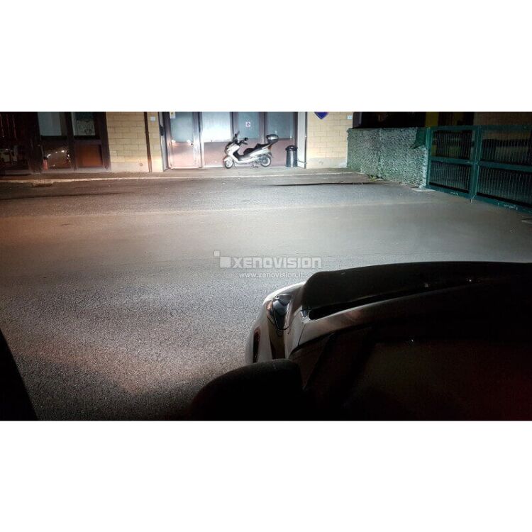 <p>Kit Xenon Focus Pro Korea 55W specifico per il faro della Ford Focus e Luci Posizione Led in tinta. Plug&amp;Play zero spie, contiene tutto l&#39;occorrente. Luce Bianco Lunare 6100k.</p>