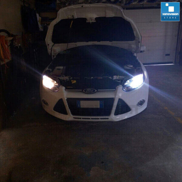 <p>Kit Xenon Focus Pro Korea 35W specifico per il faro delle Ford Focus, C-Max dal 2011 in poi e Luci Posizione Led in tinta. Plug&amp;Play, l'unico zero spie, contiene tutto l'occorrente. Luce Bianco Lunare 6100k.</p>