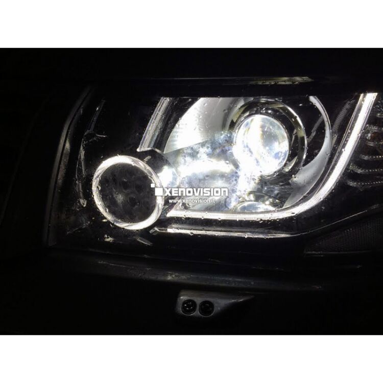 <p>Kit Xenon 35W e Luci Posizione a Led in tinta, pacchetto specifico per Freelander 2. Plug&amp;Play, contiene tutto l&#39;occorrente. Luce Bianco Lunare 6000k &nbsp;</p>
