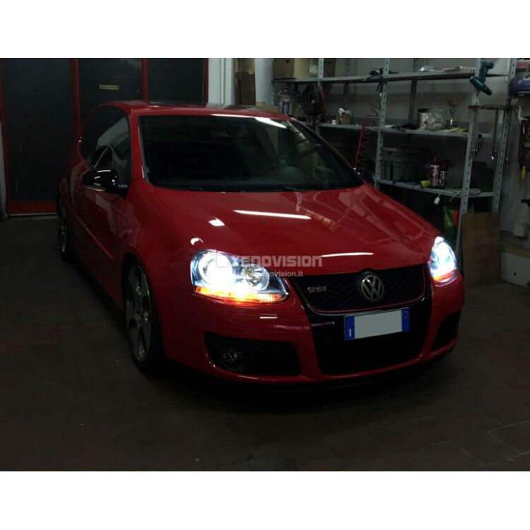 <p>Kit Xenon Lampade XE 35W specifico per il faro della Golf V e Luci Posizione a Led in tinta. Plug&amp;Play zero spie, contiene tutto l&#39;occorrente. Luce Bianco Lunare 6100k.</p>