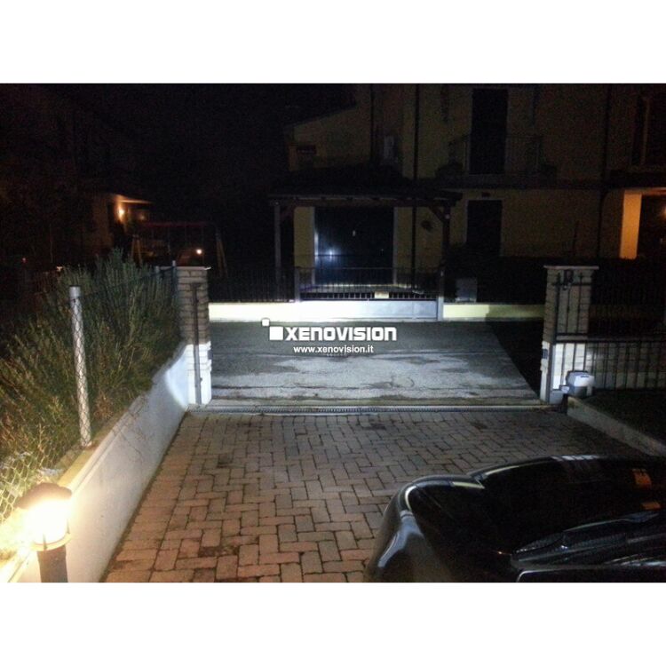 <p>Kit Xenon Lampade XE 35W specifico per il faro della Golf V e Luci Posizione a Led in tinta. Plug&amp;Play zero spie, contiene tutto l&#39;occorrente. Luce Bianco Lunare 6100k.</p>