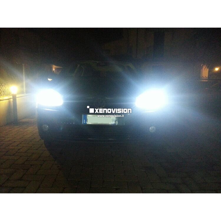 <p>Kit Xenon Lampade XE 35W specifico per il faro della Golf V e Luci Posizione a Led in tinta. Plug&amp;Play zero spie, contiene tutto l&#39;occorrente. Luce Bianco Lunare 6100k.</p>