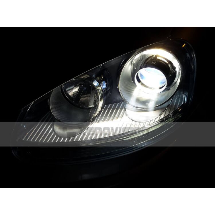 <p>Kit Xenon Lampade XE 35W specifico per il faro della Golf V e Luci Posizione a Led in tinta. Plug&amp;Play zero spie, contiene tutto l&#39;occorrente. Luce Bianco Lunare 6100k.</p>