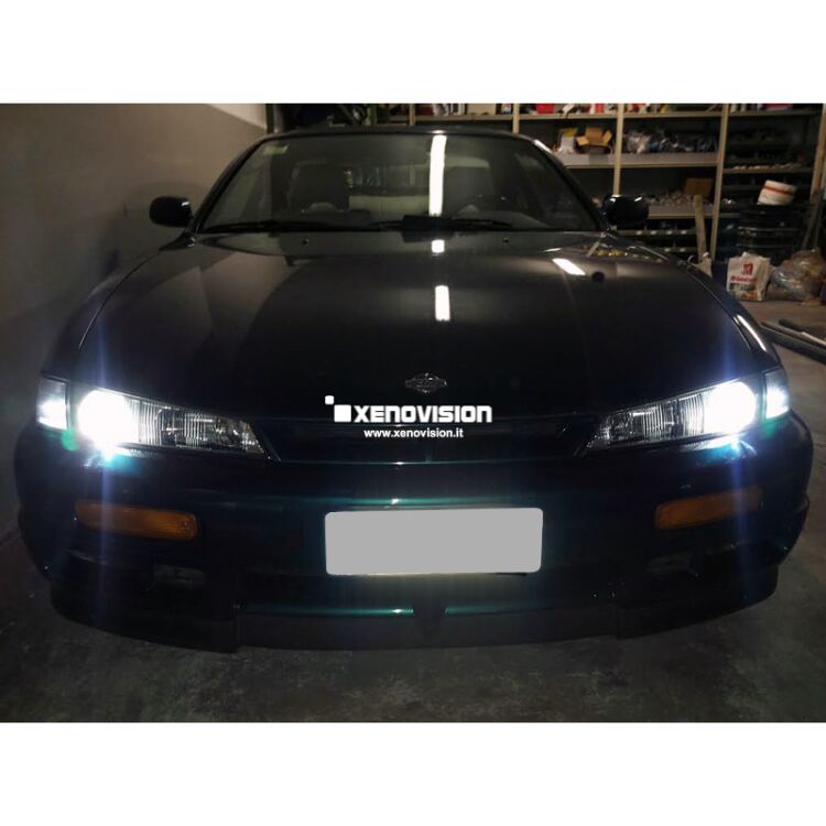 <p>Kit Xenon H1 4300k 35W DiamondPRO Xenovision ad architettura digitale 64-Bit. Lampade xenon H1 Bianco Solare. Ket KOREA, Qualita Garantita 2 anni.</p>