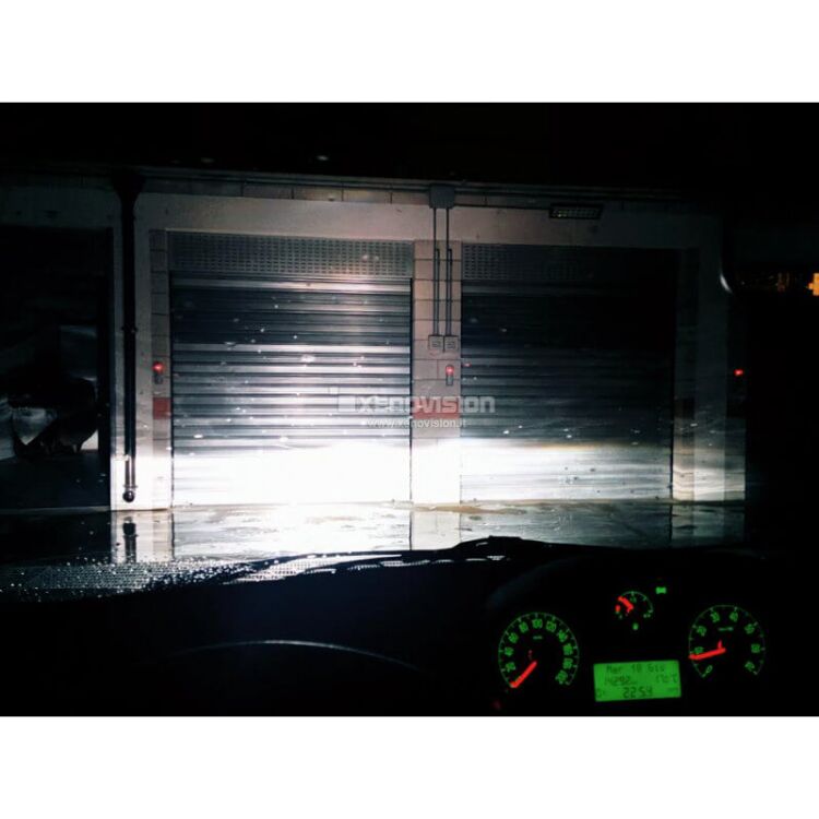 <p>Kit Xenon H1 6000k 35W DiamondPRO Xenovision ad architettura digitale 64-Bit. Lampade xenon H1 Bianco Lunare. Ket KOREA, Qualita Garantita 2 anni</p>